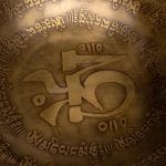 Klankschaal Tibet gegraveerd -- ±4000g; 36 cm - Afbeelding 3