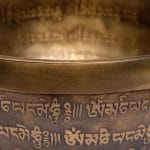 Klankschaal Tibet gegraveerd -- ±4000g; 36 cm - Afbeelding 4