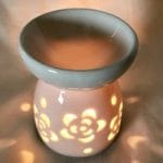 Oliebrander in wit keramiek met uitgesneden bloemen Aromabrander voor geurolie of wax smelt - Afbeelding 3