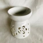 Oliebrander in wit keramiek met uitgesneden bloemen Aromabrander voor geurolie of wax smelt