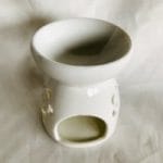 Oliebrander in wit keramiek met uitgesneden bloemen Aromabrander voor geurolie of wax smelt - Afbeelding 2