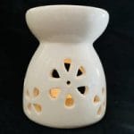 Oliebrander in wit keramiek met uitgesneden bloemen 9x7,5x7.5cm Aromabrander voor geurolie of wax smelt