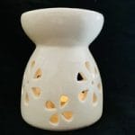 Oliebrander in wit keramiek met uitgesneden bloemen 9x7,5x7.5cm Aromabrander voor geurolie of wax smelt - Afbeelding 2